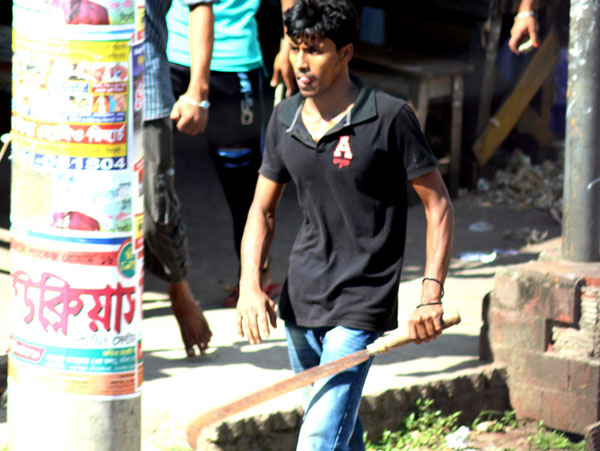 ইভটিজিংয়ের প্রতিবাদ করায় কুপিয়ে আহত