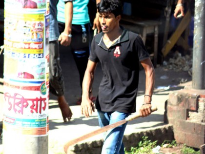 ইভটিজিংয়ের প্রতিবাদ করায় কুপিয়ে আহত