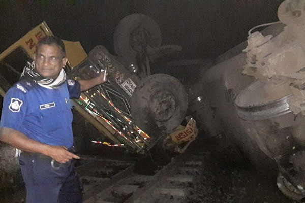 ৮ ঘণ্টা পর নাটোরের সঙ্গে সারাদেশের রেল চলাচল স্বাভাবিক