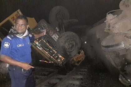 ৮ ঘণ্টা পর নাটোরের সঙ্গে সারাদেশের রেল চলাচল স্বাভাবিক