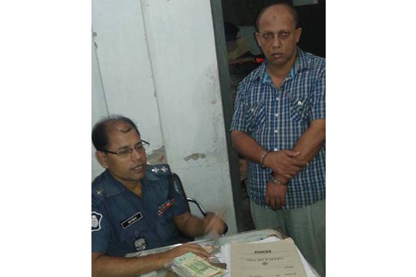 কুমিল্লায় ১৮ লাখ টাকার বিদেশি মুদ্রাসহ পাঁচারকারী আটক