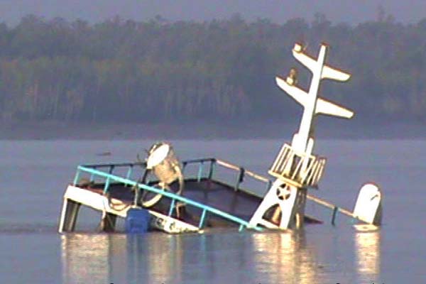 সুন্দরবনে কয়লা বোঝাই ডুবন্ত কার্গোটি ৯ দিনেও উদ্ধার হয়নি