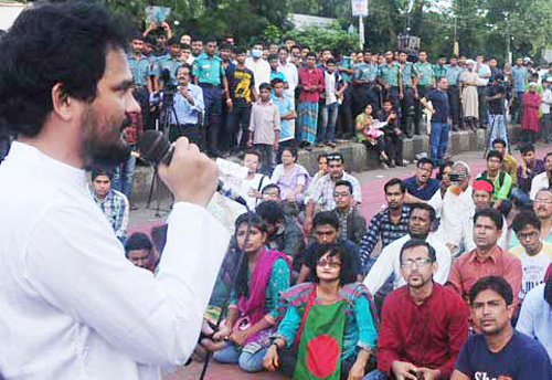শাহবাগে চলছে মুক্ত চিন্তার সংহতি সমাবেশ 