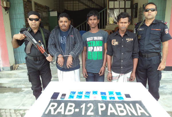 পাবনায় বিপুল পরিমান ইয়াবাসহ ৩ মাদক ব্যবসায়ী গ্রেফতার