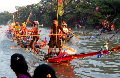 ব্যতিক্রমী নৌকা বাইচ
