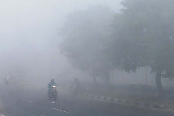কুয়াশায় ঢাকা রাজধানী