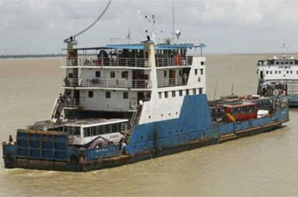 ঘন কুয়াশায় পাটুরিয়া-দৌলতদিয়া নৌরুটে ফেরি চলাচল বন্ধ