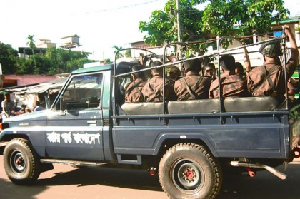 নিরাপত্তা বলয়ে সাকার গ্রামের বাড়ি


