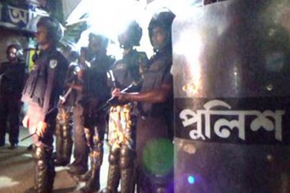 মুজাহিদের বাড়ি ঘিরে নিরাপত্তা বলয়