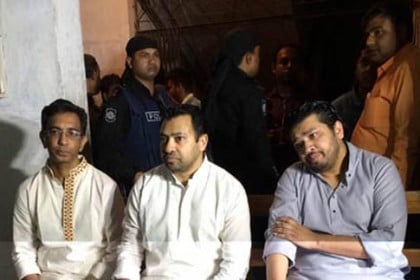 রাতে হঠাৎ কারাফটকে সাকার দুই ছেলে