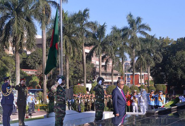 শিখা অনির্বাণে রাষ্ট্রপতি ও প্রধানমন্ত্রীর শ্রদ্ধা