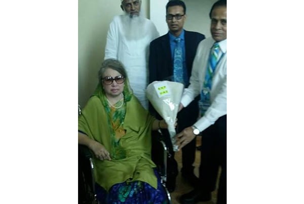 দুবাইয়ে খালেদার যাত্রাবিরতি
