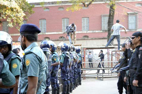 কারাগারের সামনে তিন স্তরের নিরাপত্তা