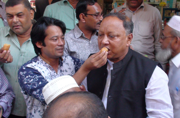 ফাঁসি কার্যকর হওয়ায় গোপালগঞ্জে আনন্দ মিছিল-মিষ্টি বিতরণ
