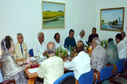 রাতে শীর্ষ নেতাদের বৈঠকে ডেকেছেন খালেদা