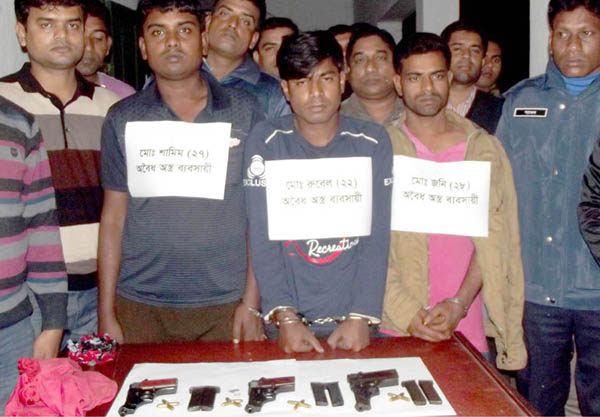 চাঁপাইনবাবগঞ্জে আগ্নেয়াস্ত্রসহ আটক ৩