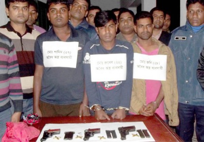 চাঁপাইনবাবগঞ্জে আগ্নেয়াস্ত্রসহ আটক ৩