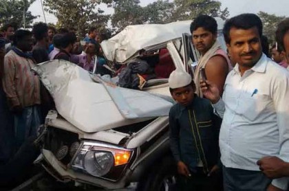 পশ্চিমবঙ্গে বোলেরো-ট্রাক সংঘর্ষে ৫ ছাত্র নিহত
