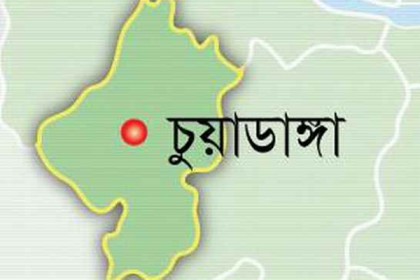 ছাত্রলীগের ২ কর্মীকে গ্রেপ্তারের প্রতিবাদে থানায় ককটেল হামলা