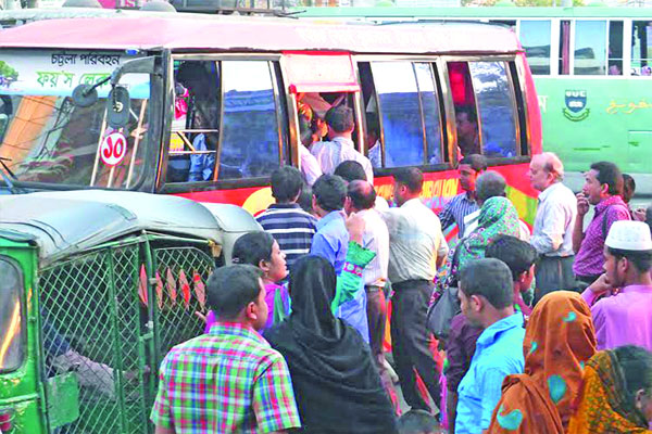 চট্টগ্রামে গণপরিবহনে ‘বিব্রত’ নারীরা