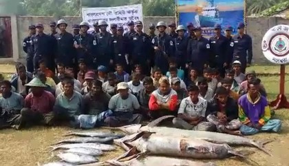মিয়ানমারের ৯২ জেলেকে পুলিশে সোপর্দ