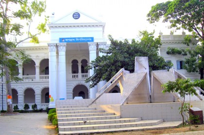 সাম্প্রদায়িক আচরণের শিকার জবি অধ্যাপক
