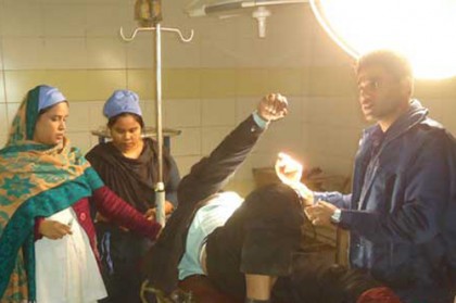 মন্দিরে গুলি-বোমা হামলা, আহত ২ 
