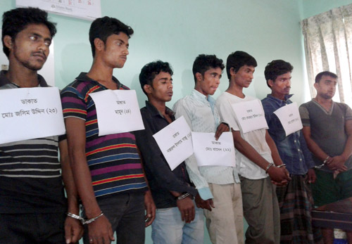নোয়াখালীতে গ্রামবাসীর সহযোগিতায় ৭ ডাকাতকে আটক করলো পুলিশ