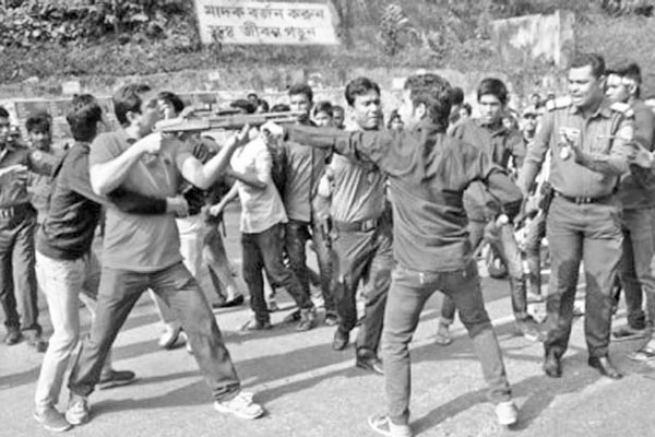 চট্টগ্রাম কলেজে ছাত্রলীগ-শিবির সংঘর্ষ, গুলি