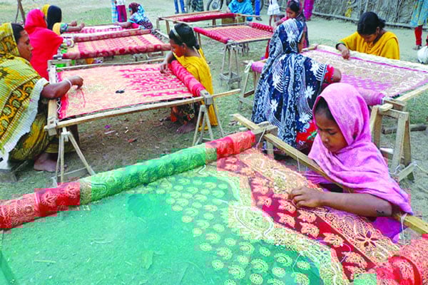 নকশিকাঁথায় রঙিন ঠাকুরগাঁও