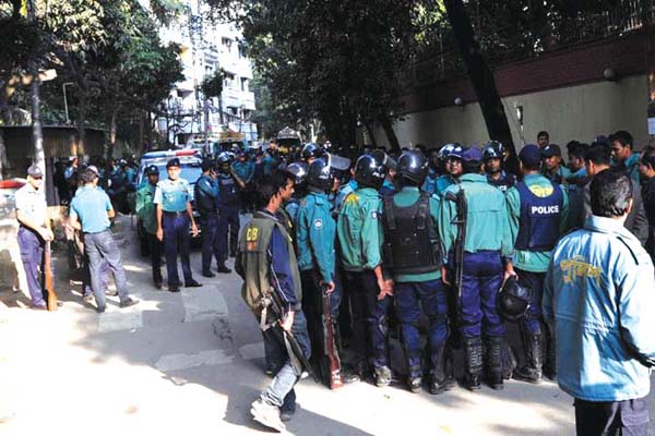 খালেদার বাসভবন ঘিরে সতর্ক অবস্থানে পুলিশ