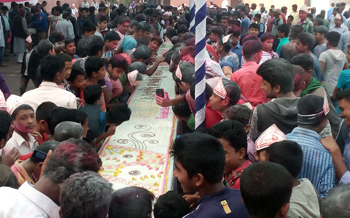 ৬৮ ফুট কেক কেটে ছাত্রলীগের প্রতিষ্ঠাবার্ষিকী
