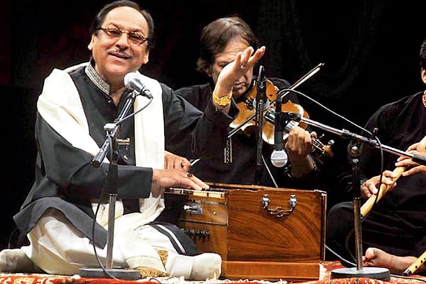 'মন খারাপের দিন শেষ' মঞ্চে উঠে বললেন গুলাম আলি
