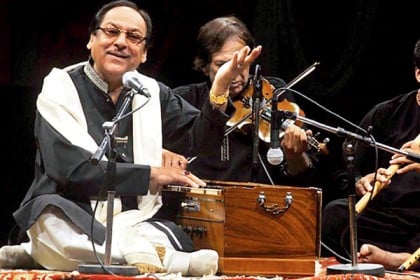 'মন খারাপের দিন শেষ' মঞ্চে উঠে বললেন গুলাম আলি
