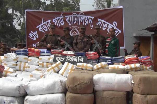কলারোয়ায় ট্রাকভর্তি ভারতীয় কাপড়, চুনাপাথর আটক