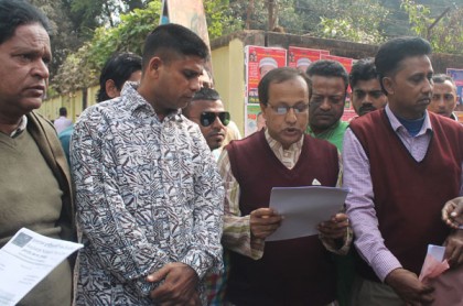 রাস্তায় দাঁড়িয়ে সংবাদ সম্মেলন ব্রাহ্মণবাড়িয়া বিএনপির
