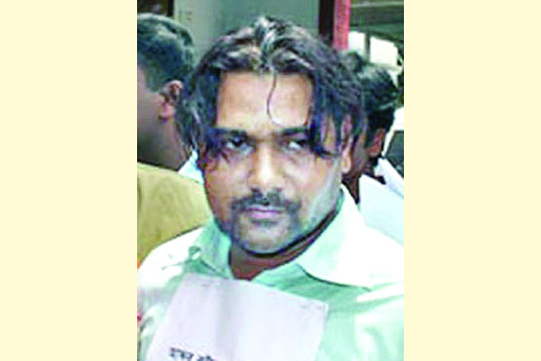 যাচ্ছেন দাউদ আসছেন সালাহউদ্দিন
