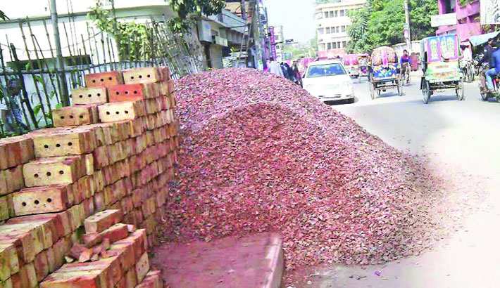 সড়কে নির্মাণসামগ্রীর স্তূপ