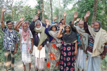 কালকিনিতে 'মিথ্যা মামলার' প্রতিবাদে গ্রামবাসীর বিক্ষোভ