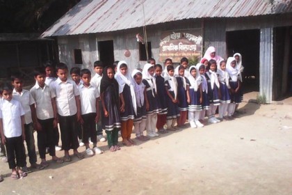 
পুরাতন টিনসেডে ঝুঁকি নিয়ে চলছে পাঠদান
