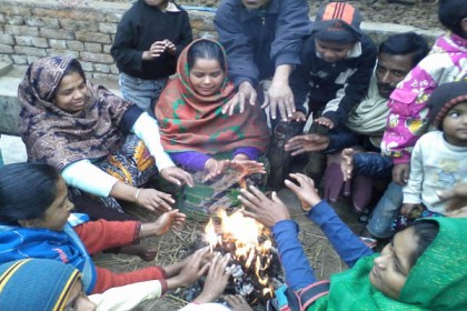 কনকনে শীত আর কুয়াশায় দিনাজপুরের জনজীবন স্থবির