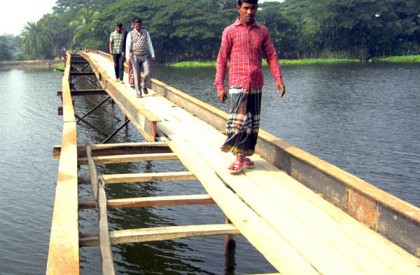 কলাপাড়ায় দেড় বছরেও শেষ হয়নি আয়রণ ব্রিজের কাজ