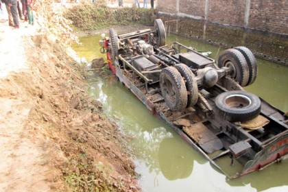 মোরেলগঞ্জে সাড়ে ৬ টন ধানসহ ট্রাক খাঁদে