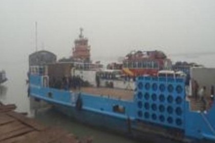 ঘন কুয়াশায় পাটুরিয়া-দৌলতদিয়া রুটে ফেরি চলাচল বন্ধ