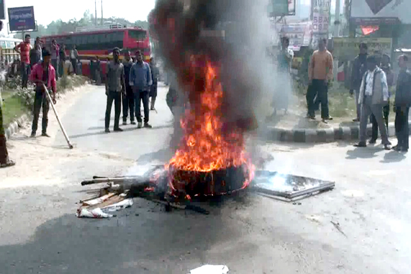 বাস চালককে পেটানোর প্রতিবাদে মহাসড়ক অবরোধ