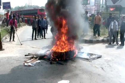 বাস চালককে পেটানোর প্রতিবাদে মহাসড়ক অবরোধ