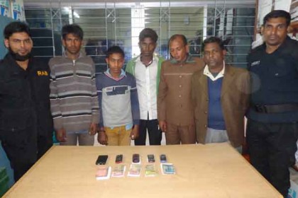 মহাসড়কে চাঁদাবাজির সময় আটক ৫
