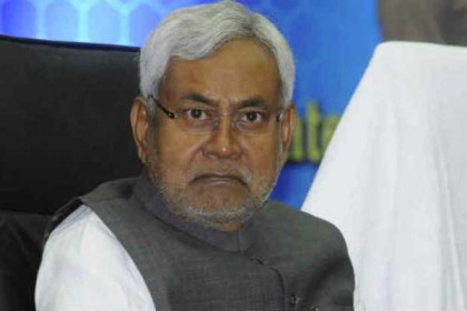 বিহারের মুখ্যমন্ত্রীকে লক্ষ্য করে জুতা নিক্ষেপ
