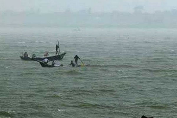 ট্রলারের অবস্থান শনাক্ত, খোঁজ মেলেনি যাত্রীদের