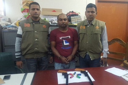 কুমিল্লায় জিরা সুমনের সহযোগী অস্ত্রসহ গ্রেফতার